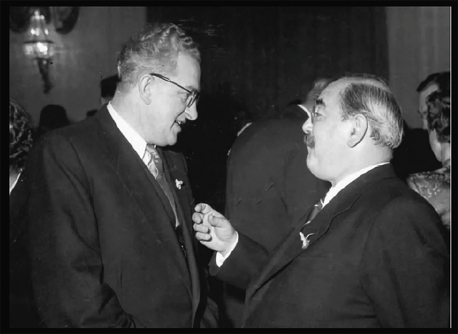 Посол СССР в Венгрии Андропов и премьер Имре Надь.png