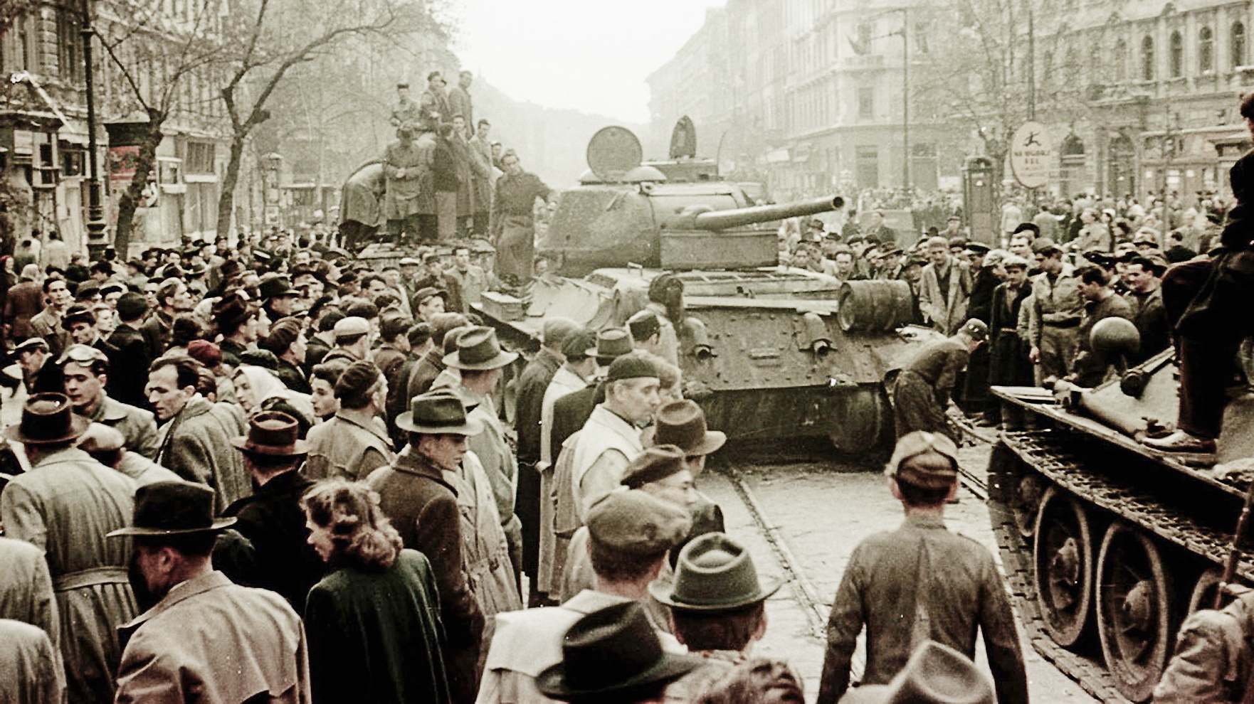 budapest-1956-forradalom-szinesz.png