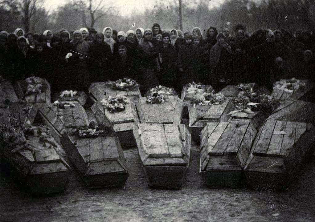 Похороны молодогвардейцев.jpg