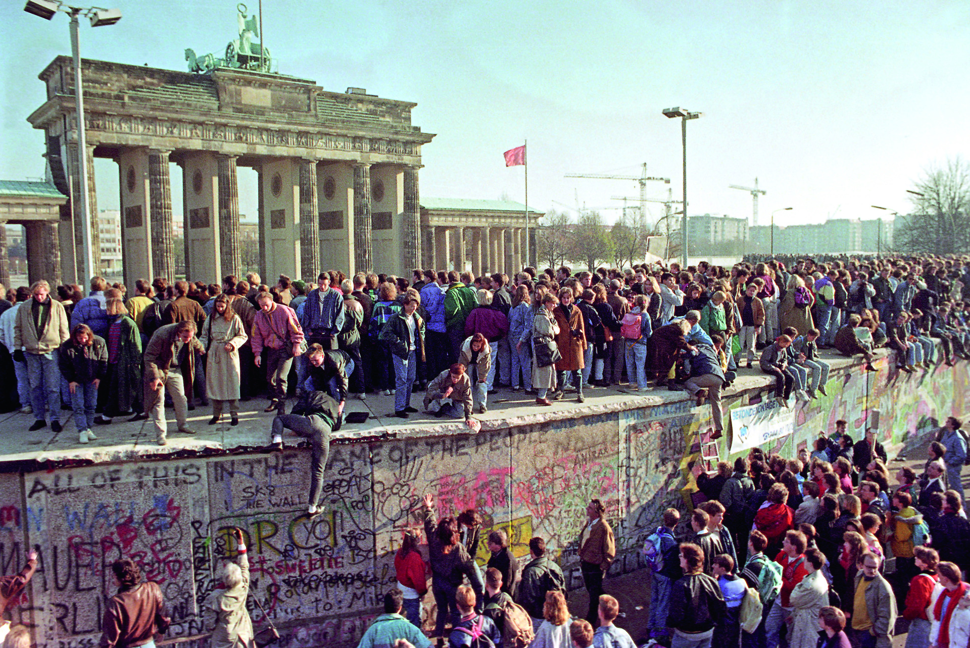 Фрг и гдр берлинская стена. Берлинская стена 1989. Крушение Берлинской стены 1989. Падение Берлинской стены 1989 г.