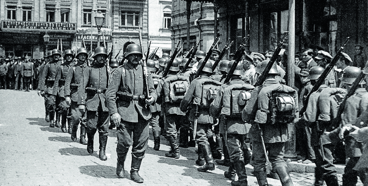 Германские оккупационные войска на Думской площади. Киев. 1918 год.jpg