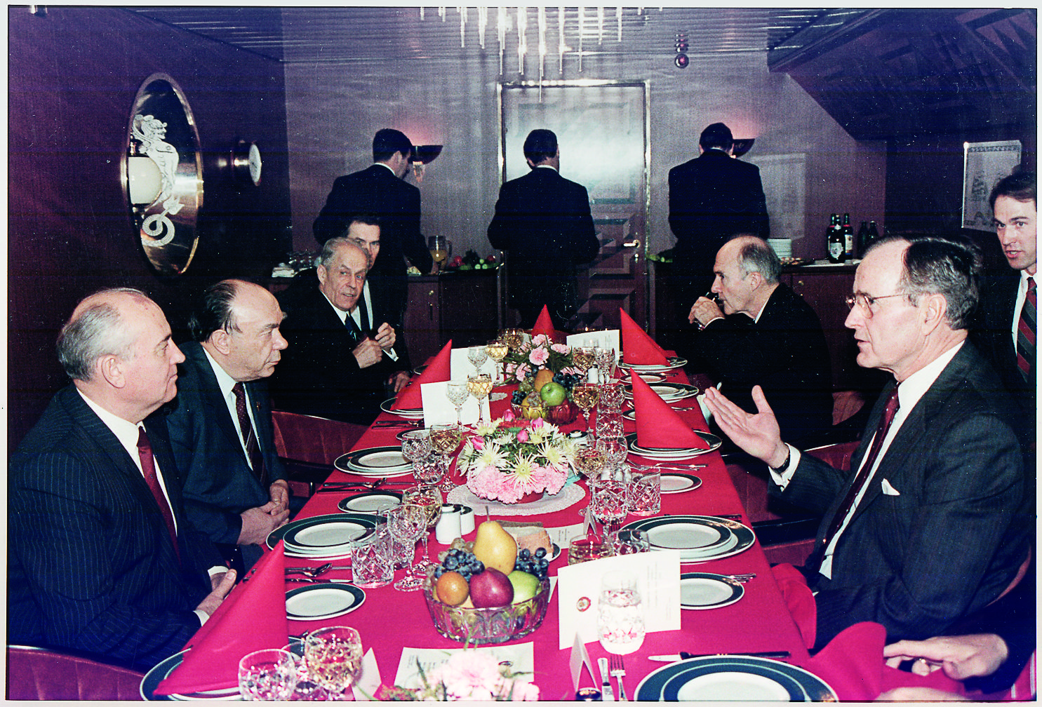President_Bush_has_lunch_with_Soviet_President_Gorbachev_aboard_the_Maxim_Gorky_during_the_Malta_Summit_-_NARA_-_186405.jpg