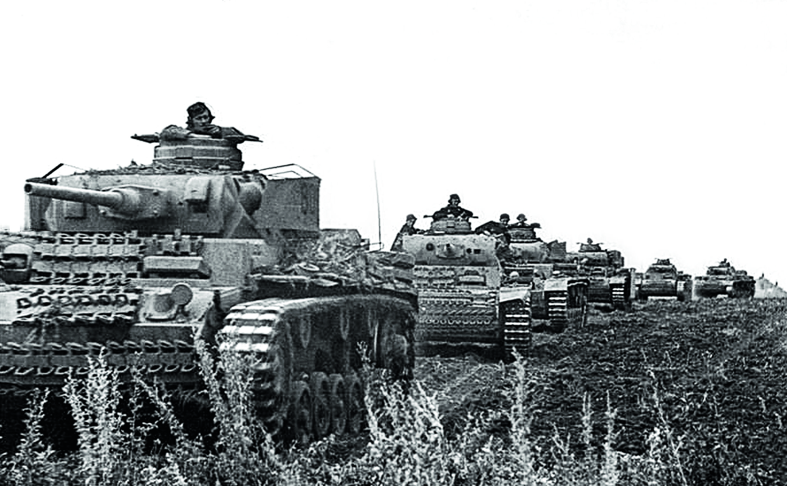 Колонна немецких танков Pz.III движется к полю боя.jpg