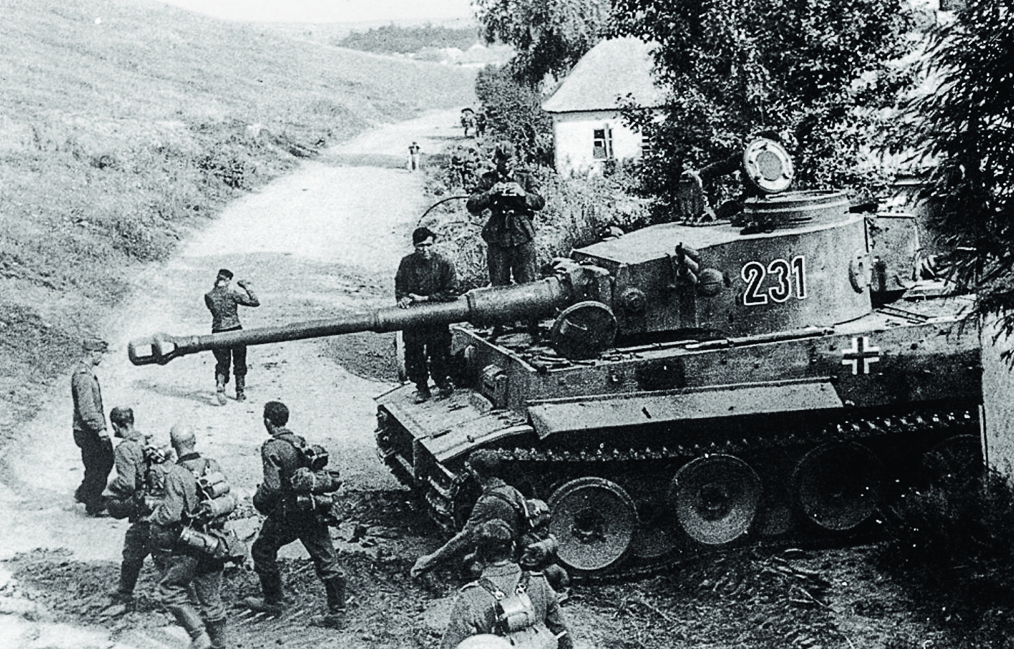 Немецкий танк «Тигр» 503-го танкового батальона в районе Белгорода Цитадель.jpg