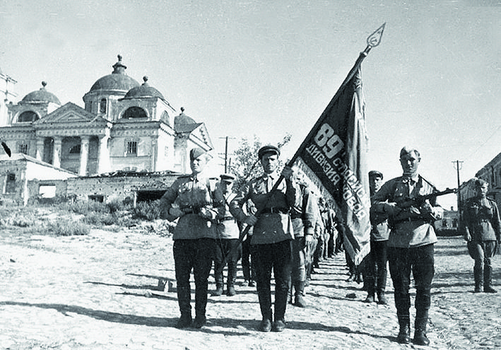 Части 89-й гвардейской стрелковой дивизии, входившей в состав Воронежского фронта, в освобождённом Белгороде.jpg
