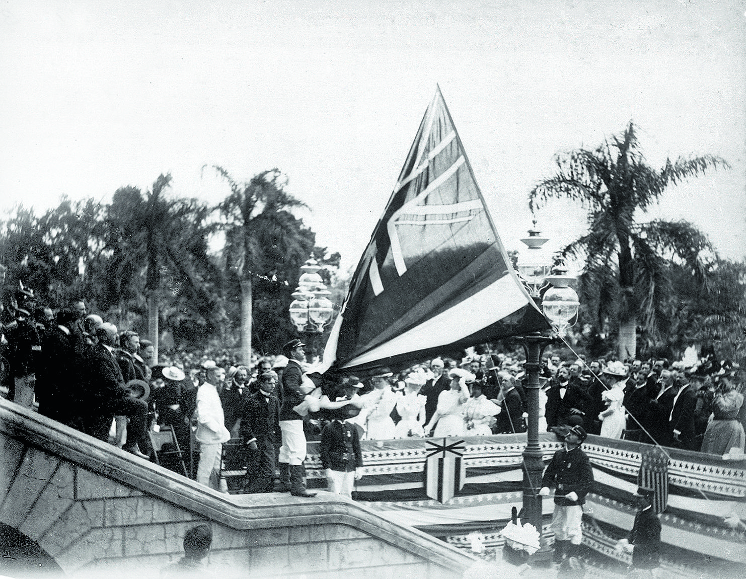 12 августа 1898 года над Дворцом Иолани был спущен флаг Гавайской республики и поднят флаг Соединённых Штатов Америки.jpg