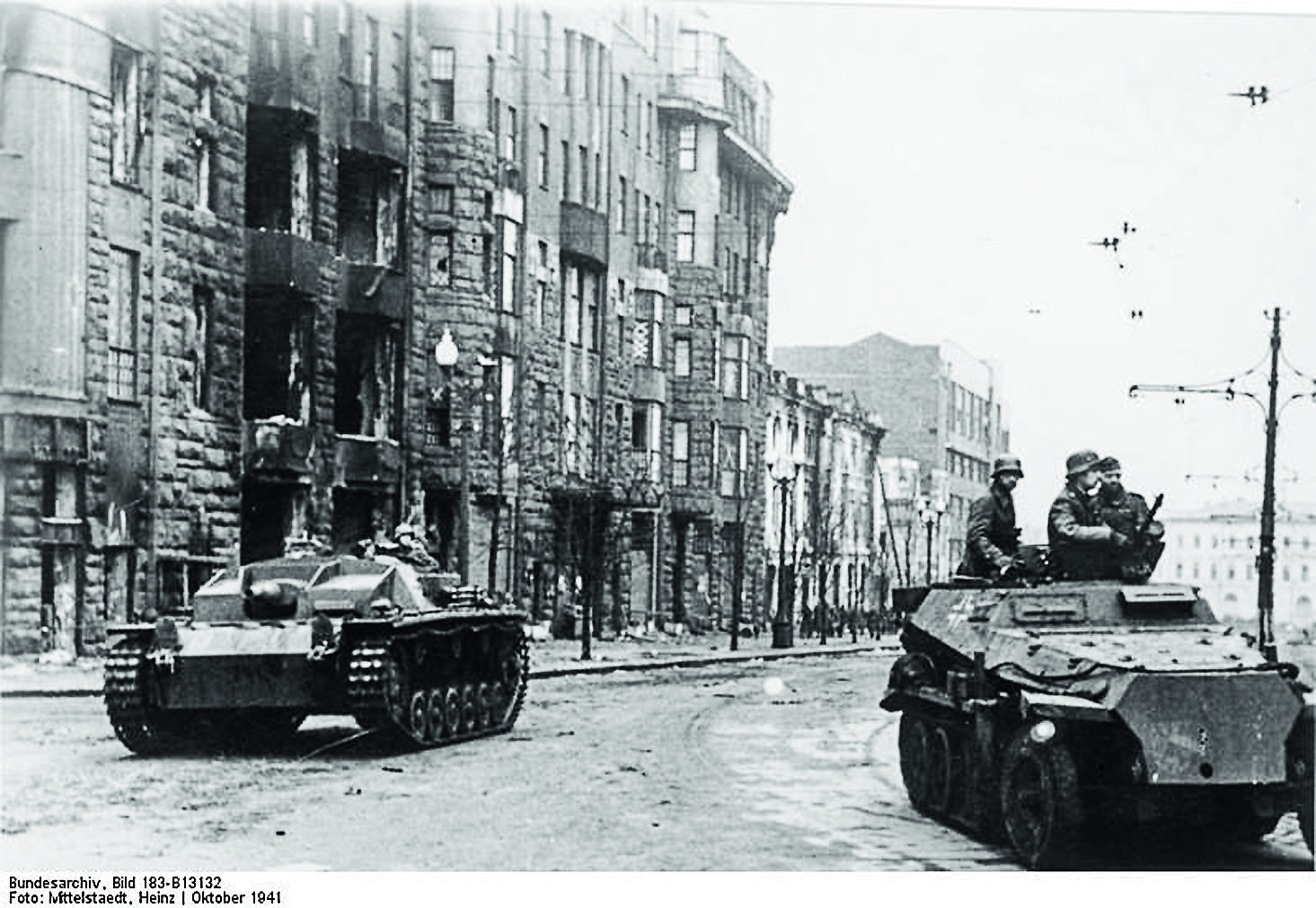 1941 Немецкая бронетехника на площади Розы Люксембург.jpg
