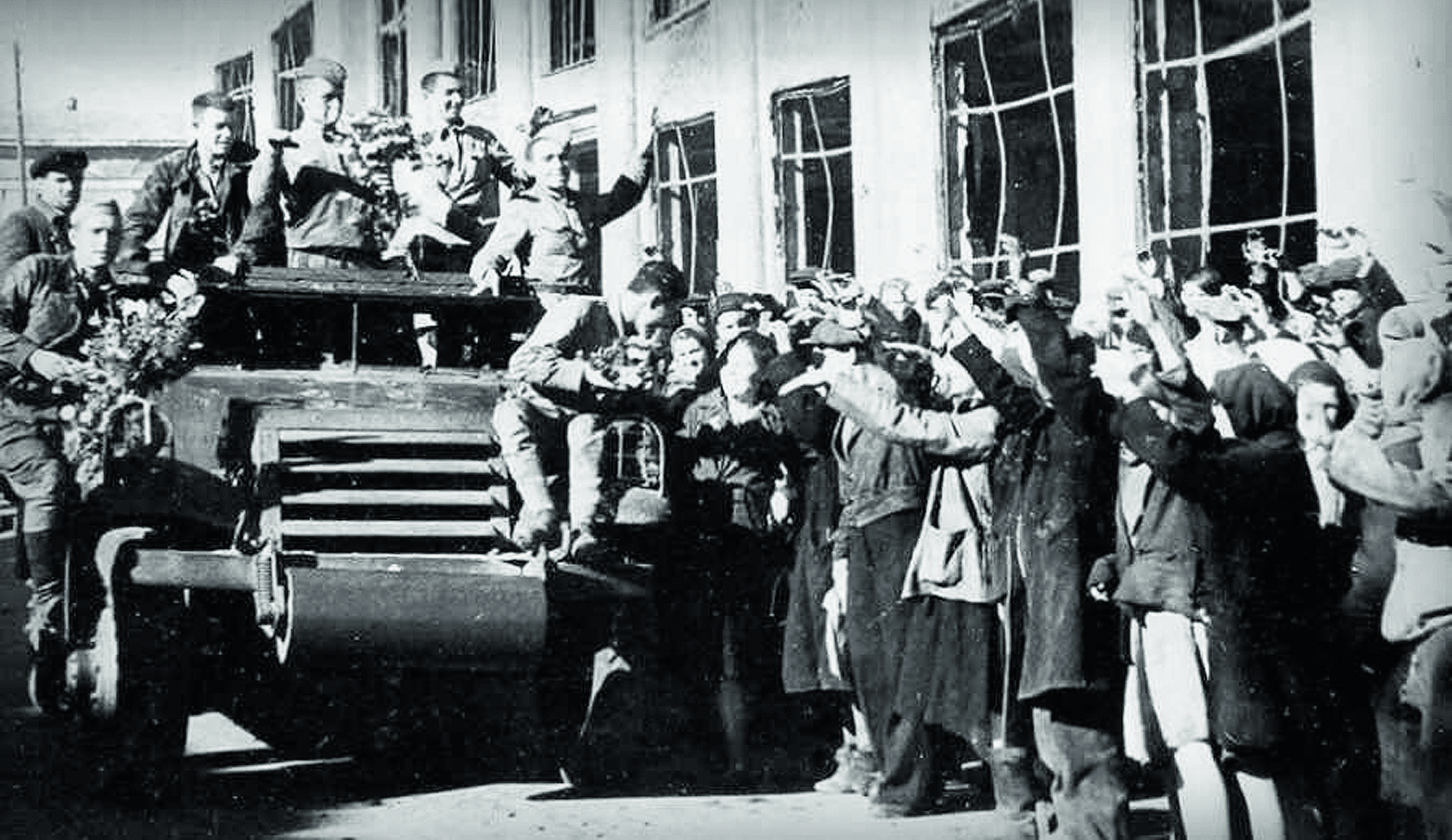 Жители Сталино встречают освободителей города, 8 сентября 1943 г.jpg