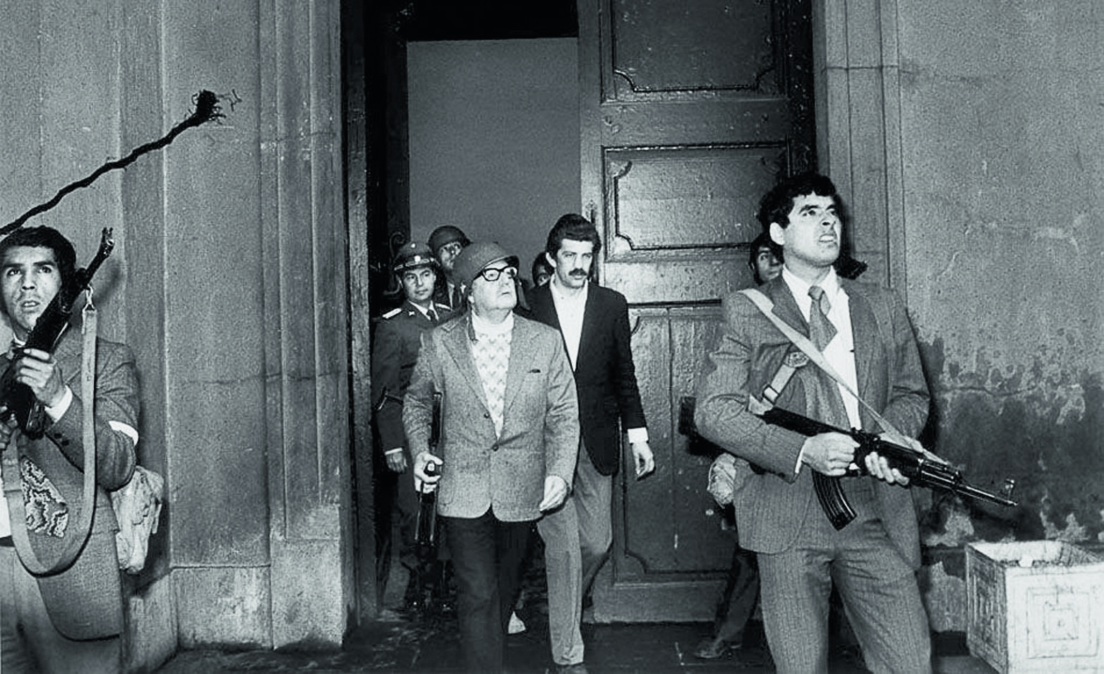 Сальвадор Альенде  президентский дворец Монеда во время военного переворота.jpg