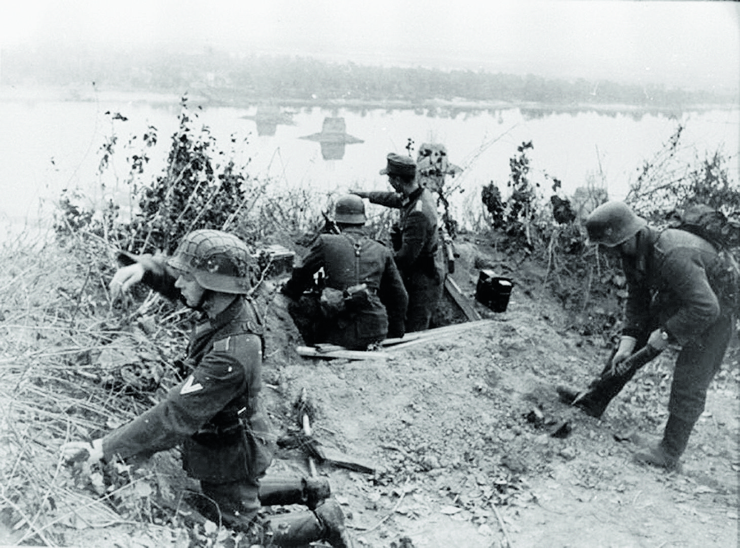 Немецкие солдаты оборудуют огневую точку на правом высоком берегу Днепра.jpg