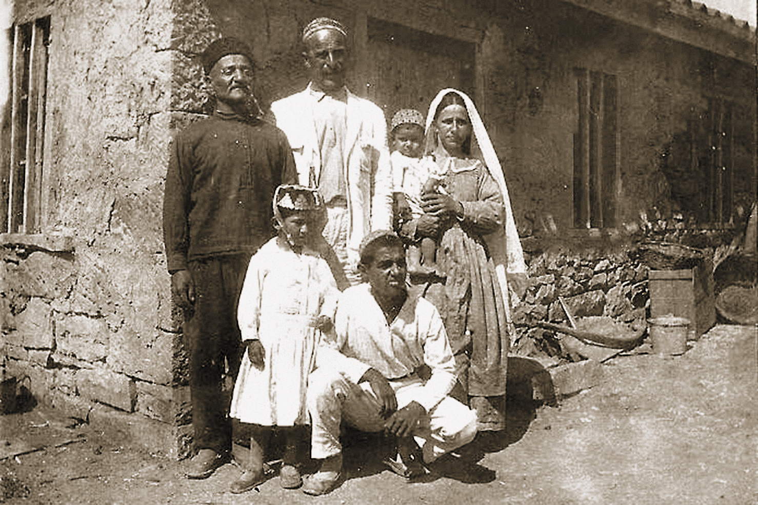 Семья крымских татар под Судаком. Фото 1930-х годов.png