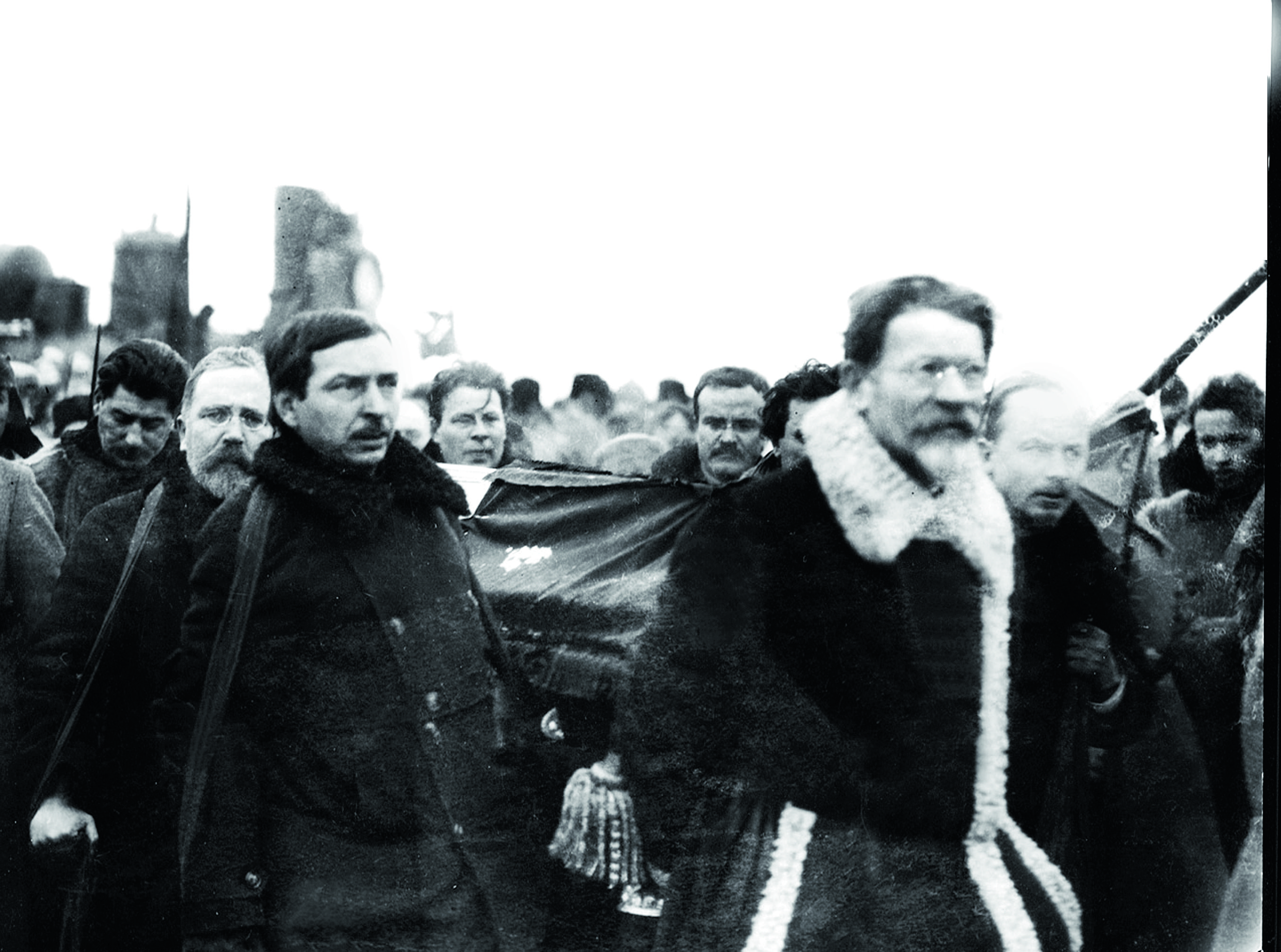 Гроб с телом Ленина несут Сталин, Каменев, Томский, Калинин, Бухарин, Молотов.jpg