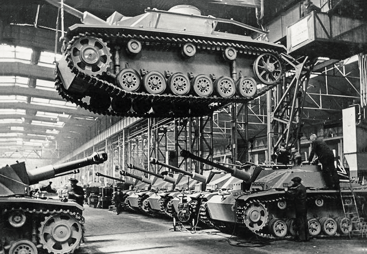 Берлин конец  1930-х цеха компании Алкетт  Производство Sturmgeschütz III и Sturmhaubitze 42.png