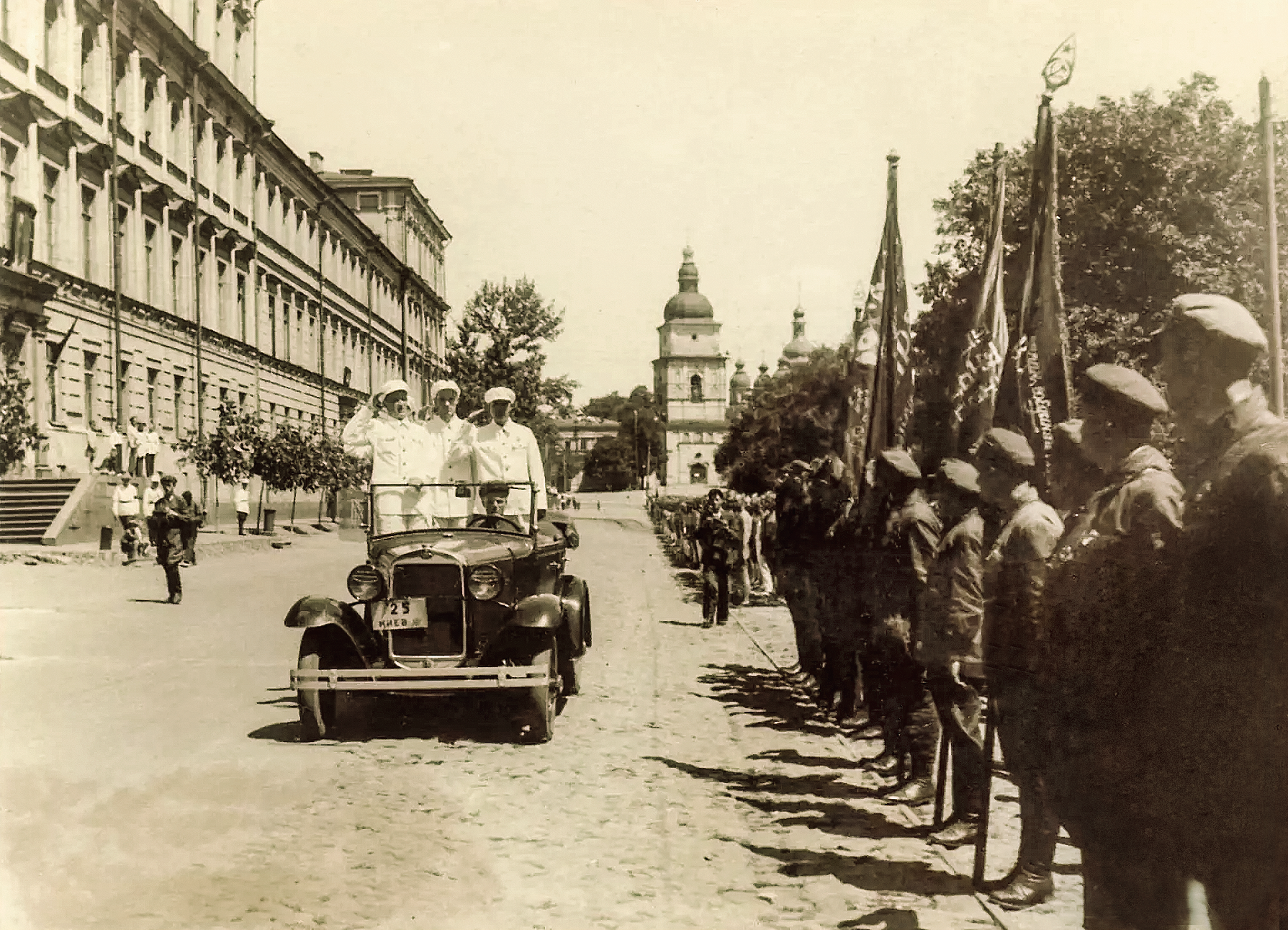12 июля 1934 года. Военный парад, посвящённый 15-летию ЛКСМУ.png