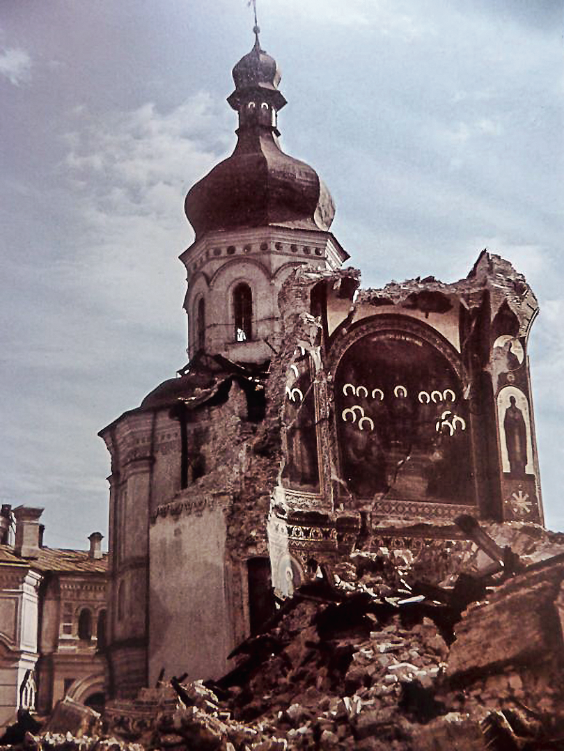 Разрушенный взрывом, произошедшим 03.11.1941 г., Успенский собор Киево-Печерской лавры.291218-main.png