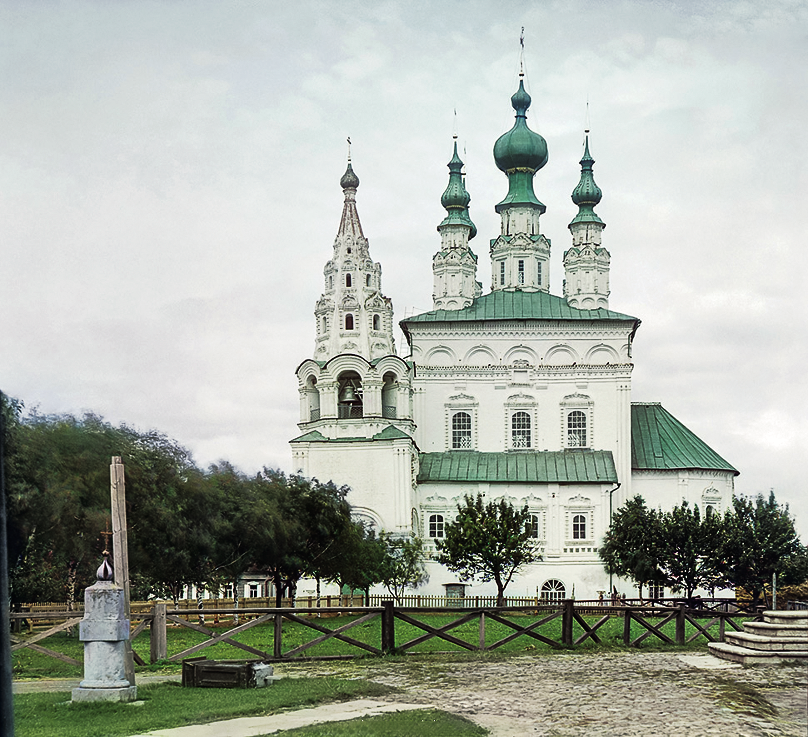 Суздальский Троицкий собор с колокольней.png