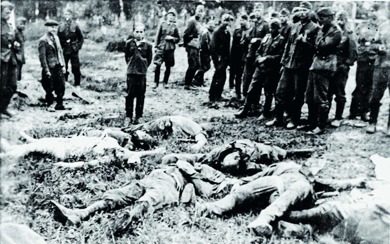 Айнзацгруппы на месте убийства евреев в селе Зборов, Украина, 1941 год.png