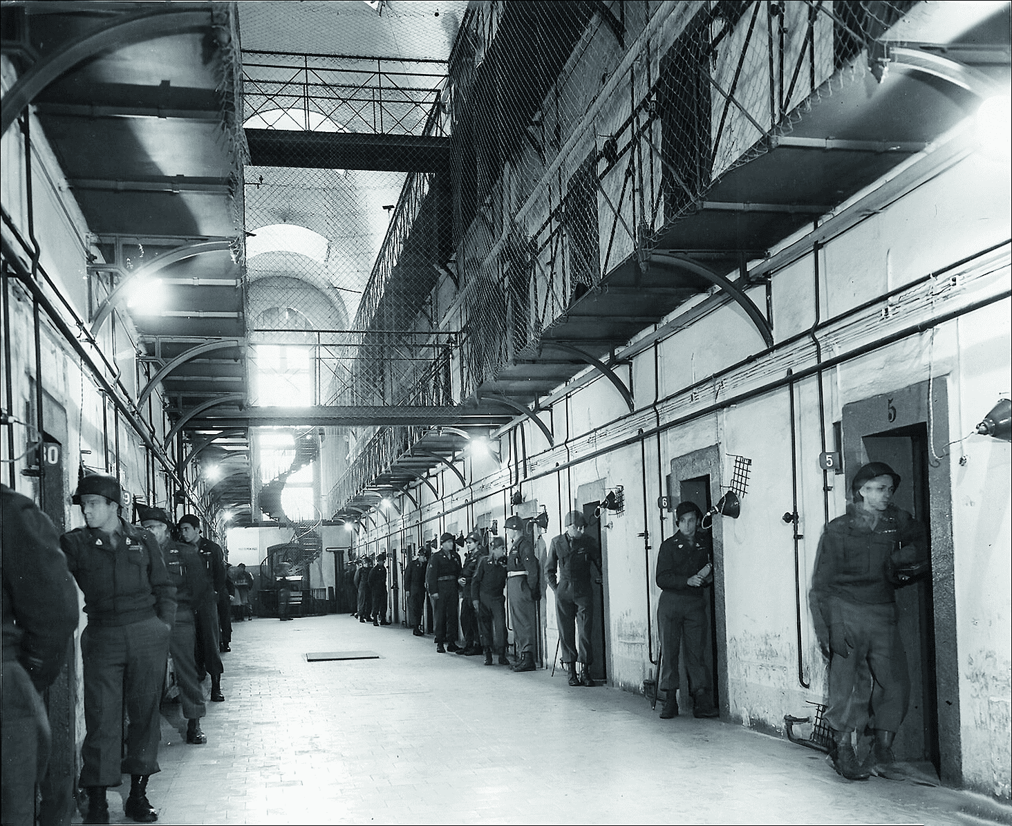 Вид на коридор тюрьмы Нюрнберга, где содержались главные нацистские преступники.png