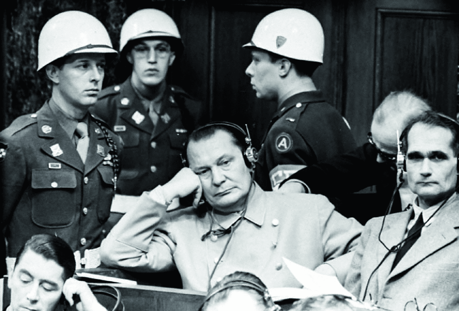 Геринг и Гесс наскамье подсудимых на Нюрнбергском процессе. Нюрнберг,7декабря 1945Халдей РГАКФД.png