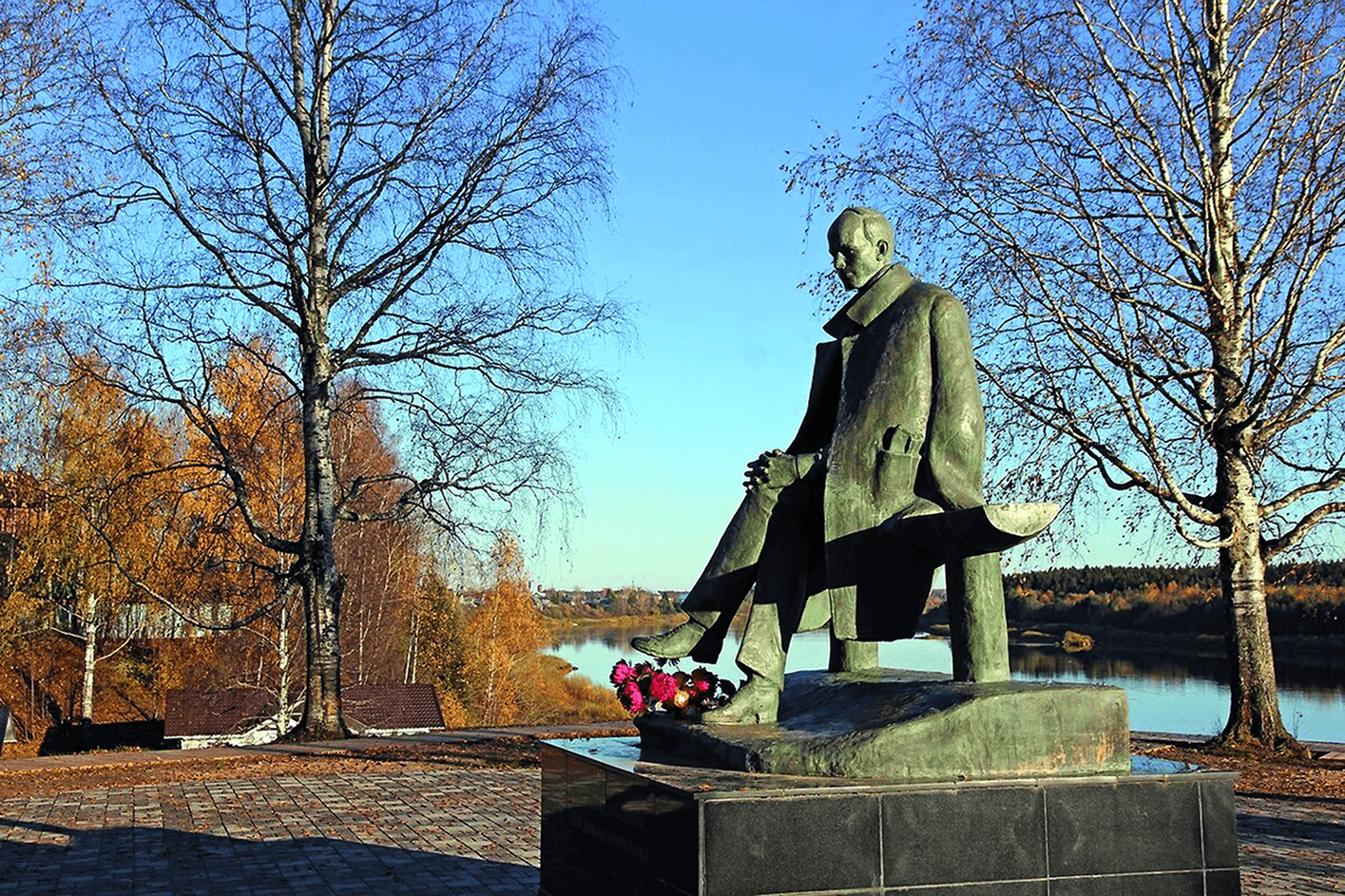 памятник в тотьме.png