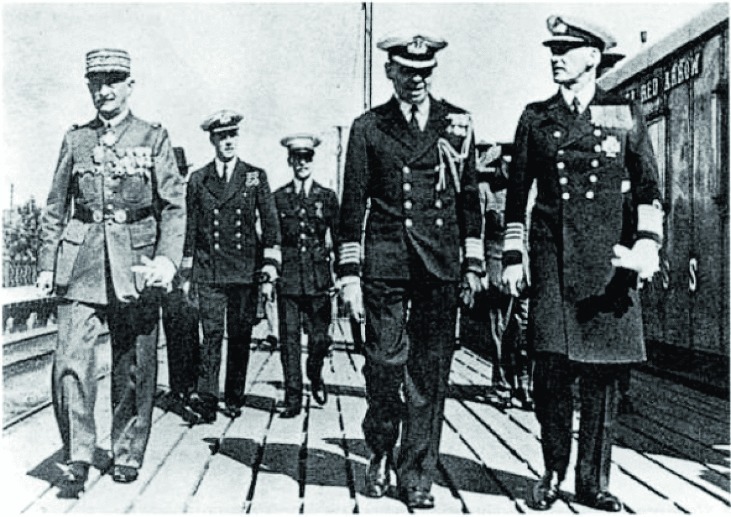 Ж. Думенк (глава французской военной миссии) и Р. Дракс (глава английской военной миссии) на Ленинградском вокзале в Москве в 1939 г.png