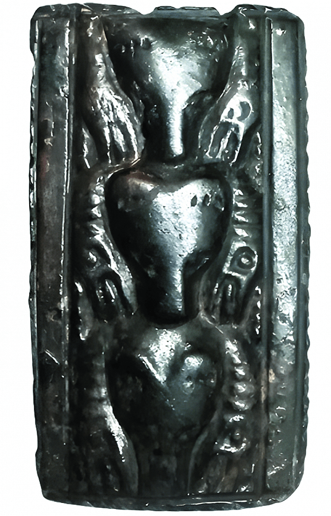 Бронзовая бляха с изображением &laquo;медведей в жертвенной позе&raquo;. Фото предоставлено Алексеем Фрибусом.png