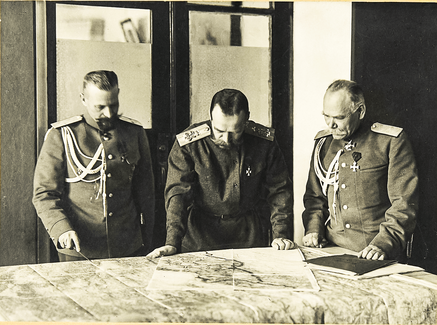 1915 Михаил Алексеев в Ставке с Николаем II и генерал-майором Пустовойтенко.png