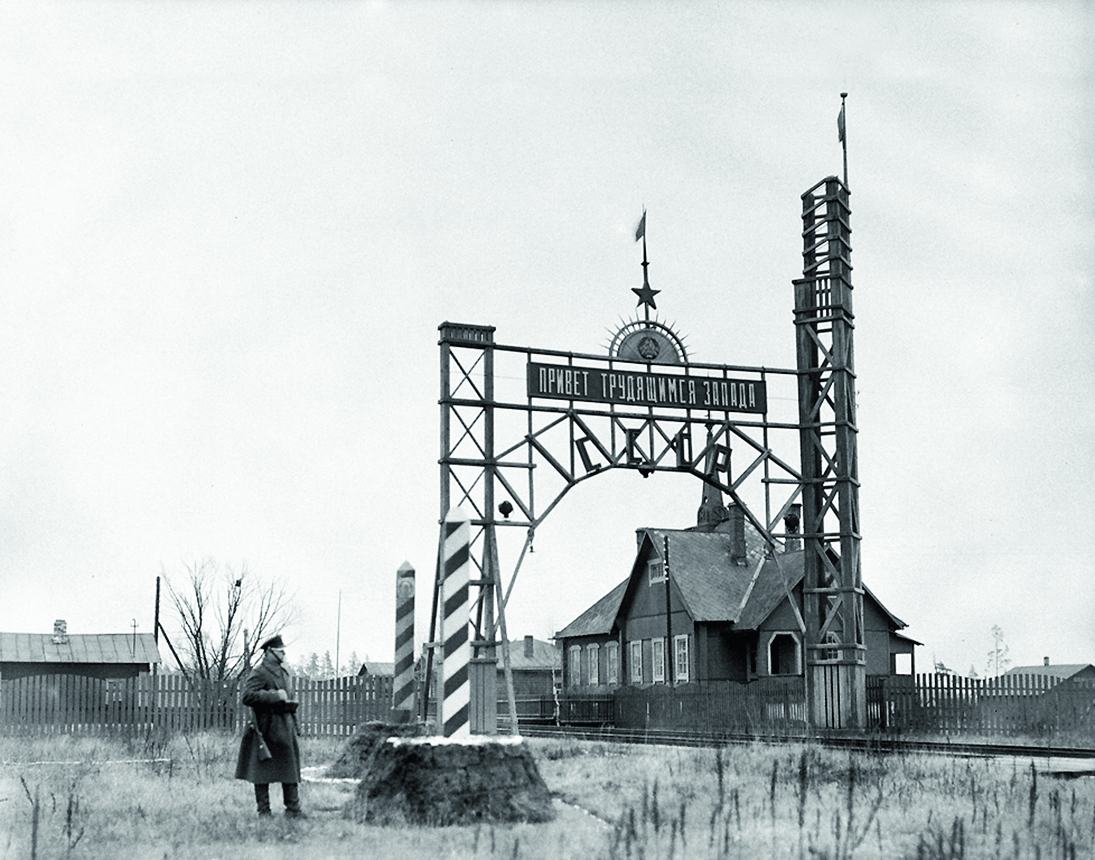 1 Российские и польские пограничные посты в Стойбцах 1934.png