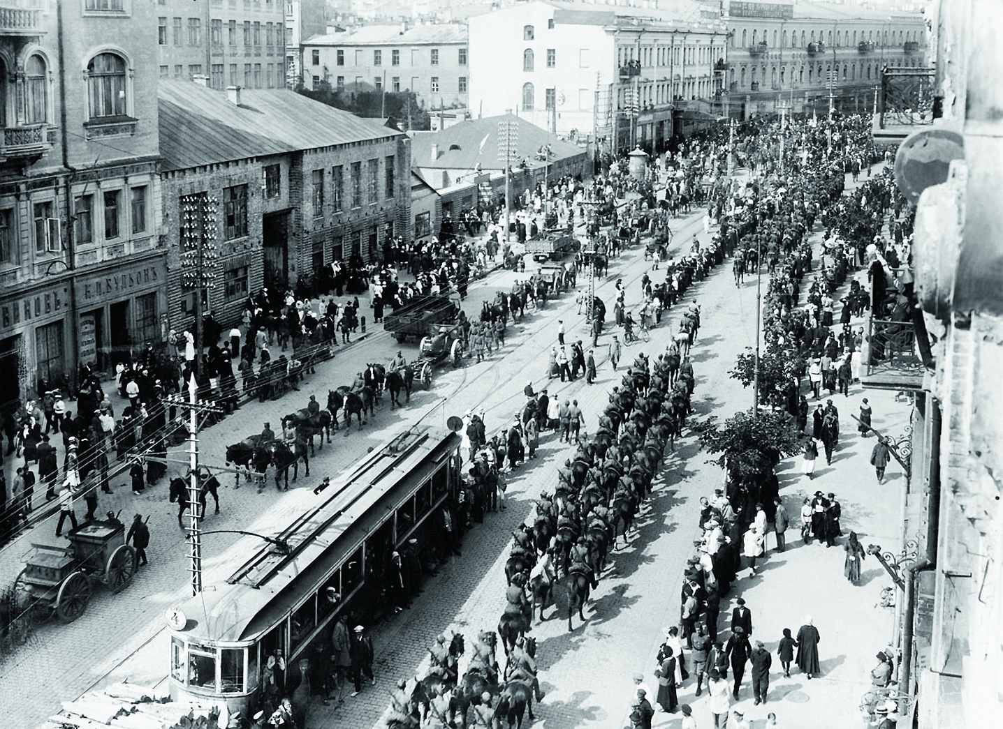 2 Польско-украинские войска вступают в Киев. Крещатик, 1920 год.png
