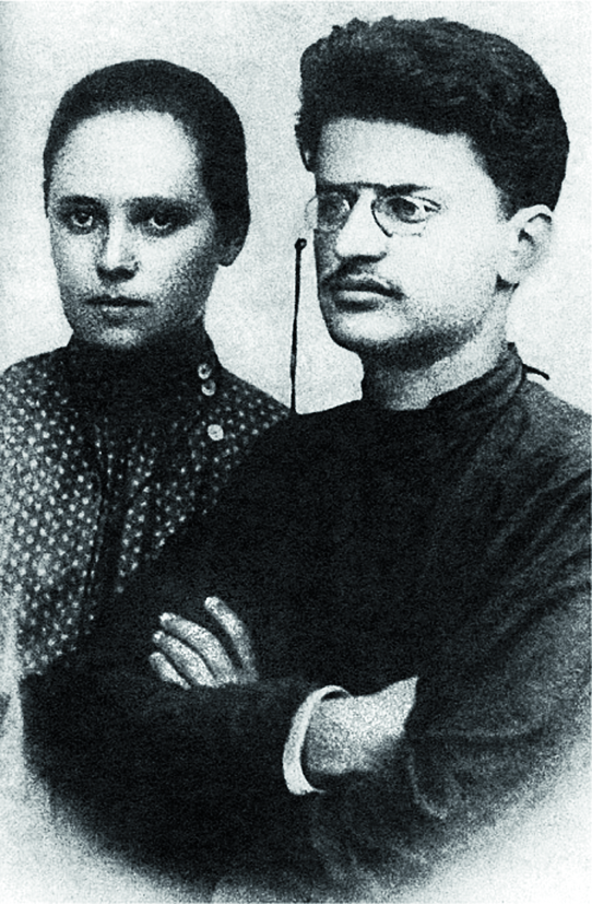 Лев_Троцкий_и_Александра_Соколовская.png