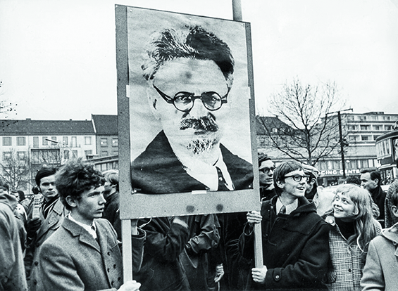 Ludwig_Binder_Haus_der_Geschichte_Studentenrevolte_1968_2001_03_0275.4212_(17086177105)_soder.png