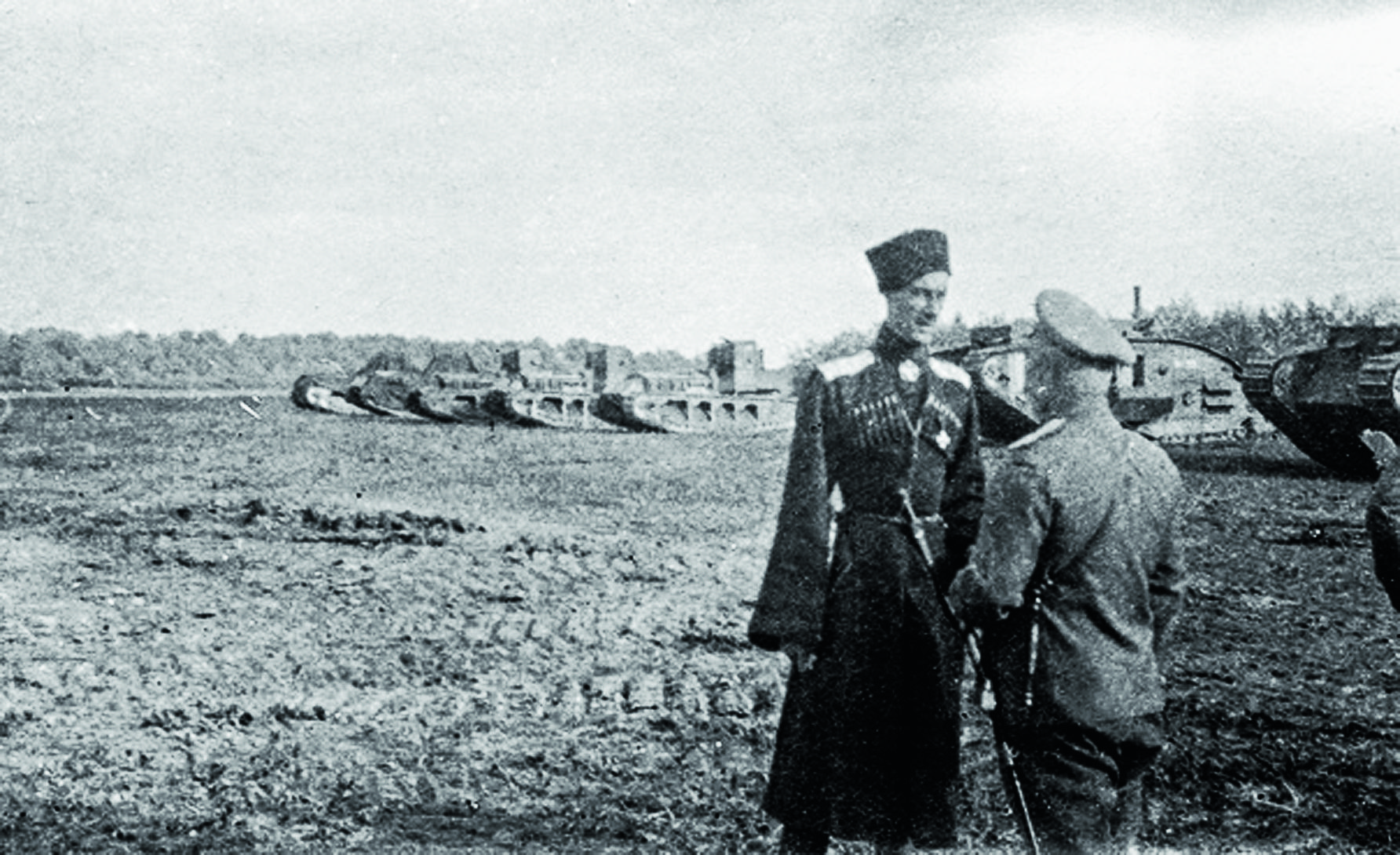 Главнокомандующий ВСЮР А.И. Деникин и барон П.Н. Врангель на фоне английских тяжелых и легких танков 1919.jpg