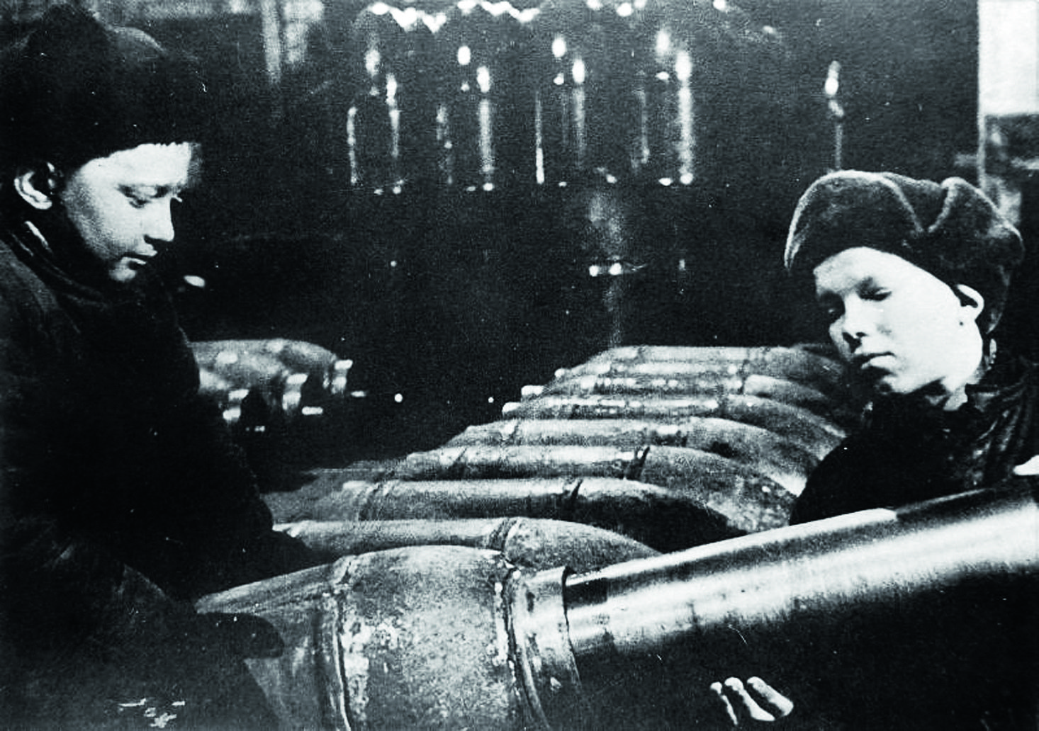 Дети работают на производстве реактивных снарядов М-28 на заводе в Ленинграде.jpg