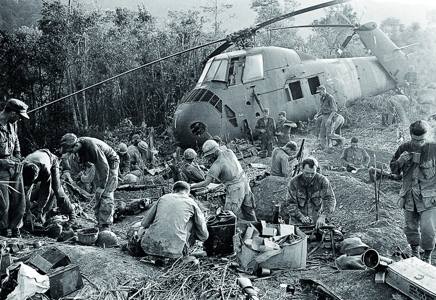 Морские пехотинцы после атак армии Сев Вьетнами 1966.jpg