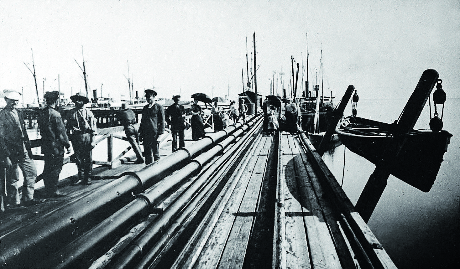 1900.-Нефтепровод-на-пристань-для-залива-нефти-в-танкер.jpg