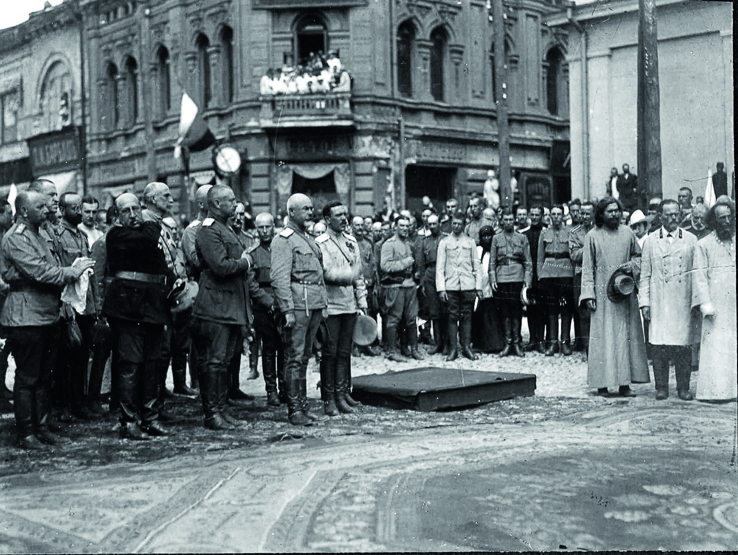 1919. Генерал А.И. Деникин со штабом перед молебном. Харьков.jpg