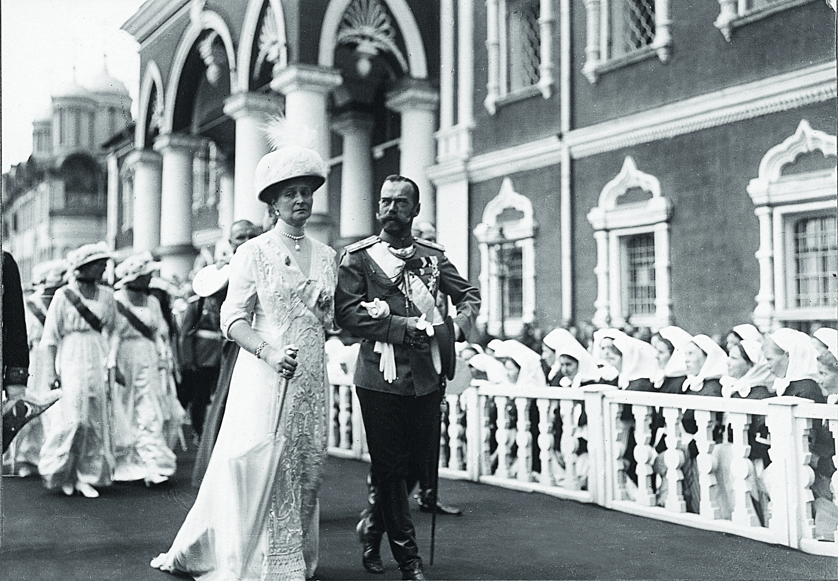 Император Николай II и императрица Александра Федоровна во время торжественного выхода в Кремле 300--летие дома Романовых.jpg