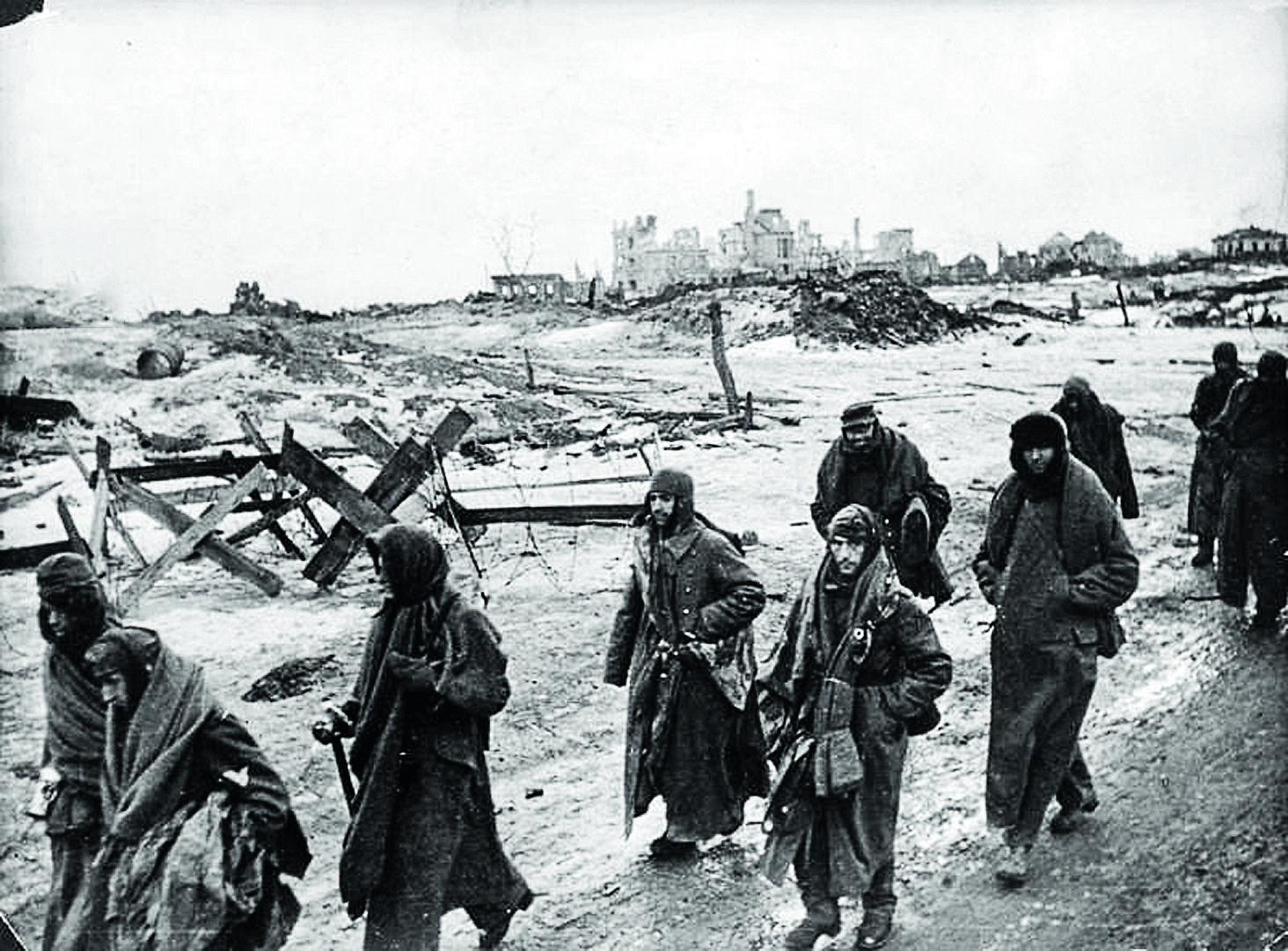 Итальянские и немецкие пленные выходят из Сталинграда после капитуляции.jpg