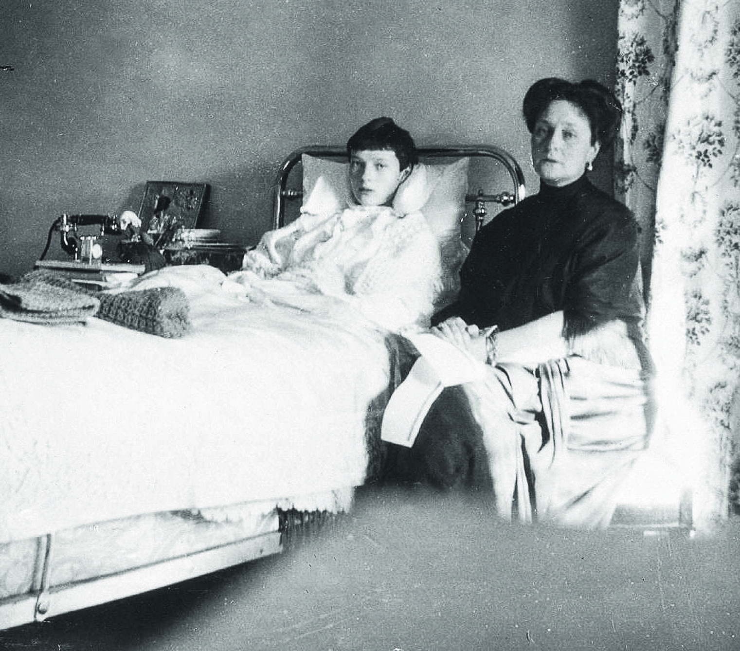 1913 Александра Фёдоровна у постели больного Алексея.jpg