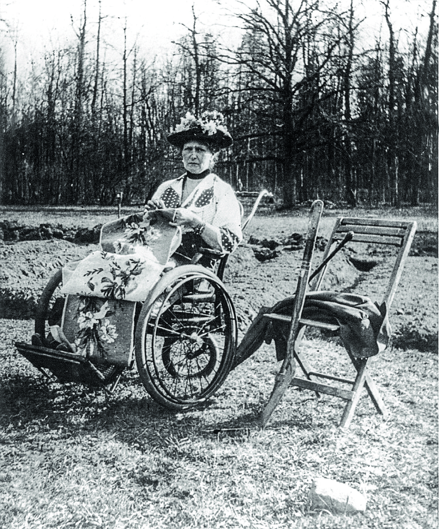 1917 Александра Федоровна за рукоделием Александровский парк.jpg