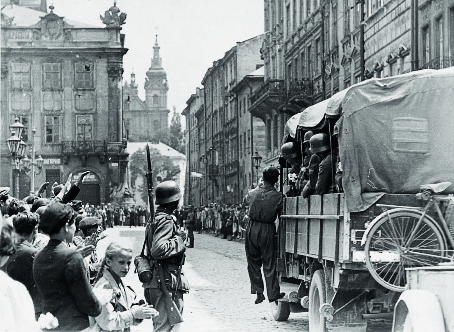 Жители Львова приветствуют автоколонну немецких войск на улице города, июнь - июль 1941.jpg