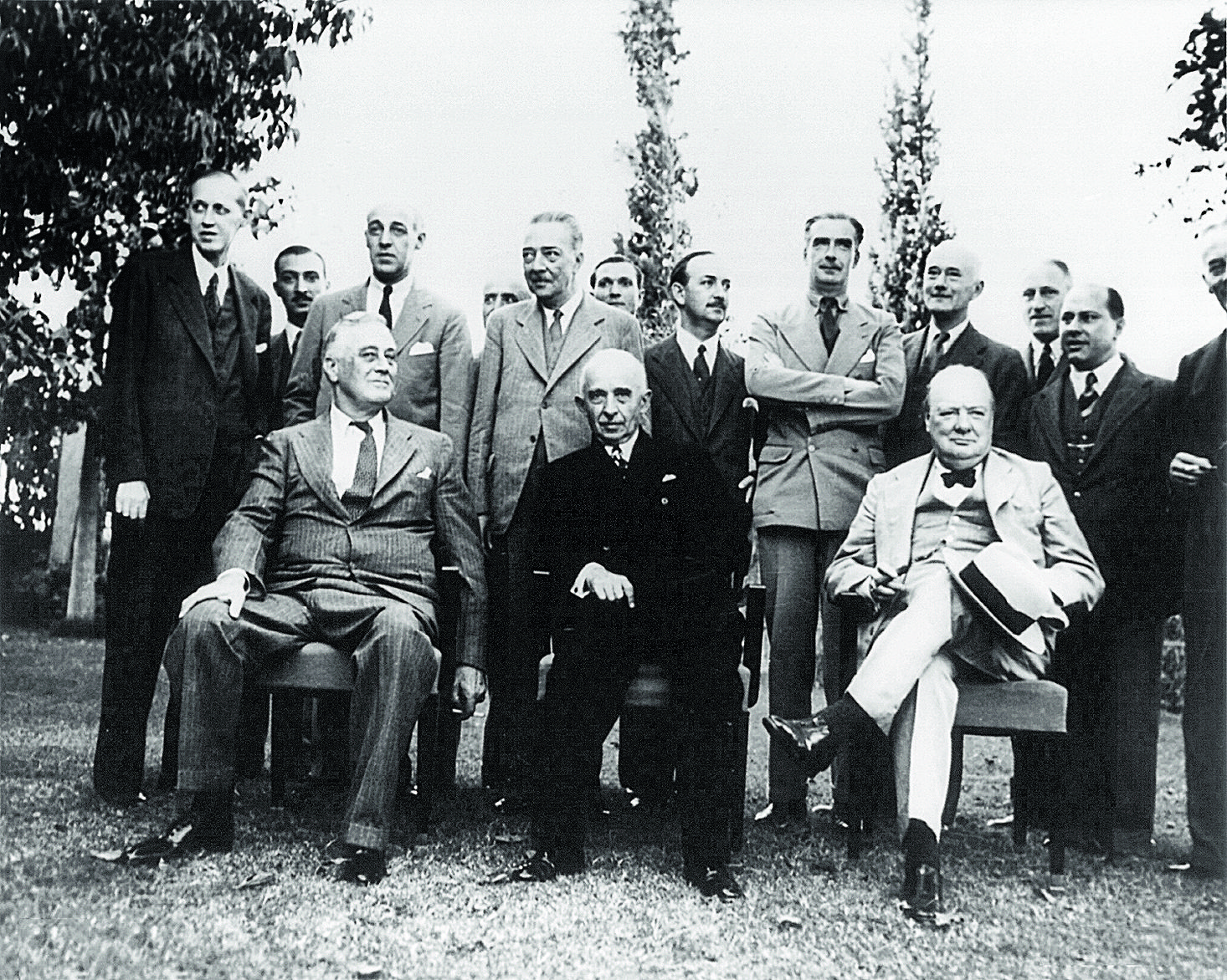 Президент Турции совещается с президентом Рузвельтом и премьер-министром Черчиллем в Каире 1943.jpg