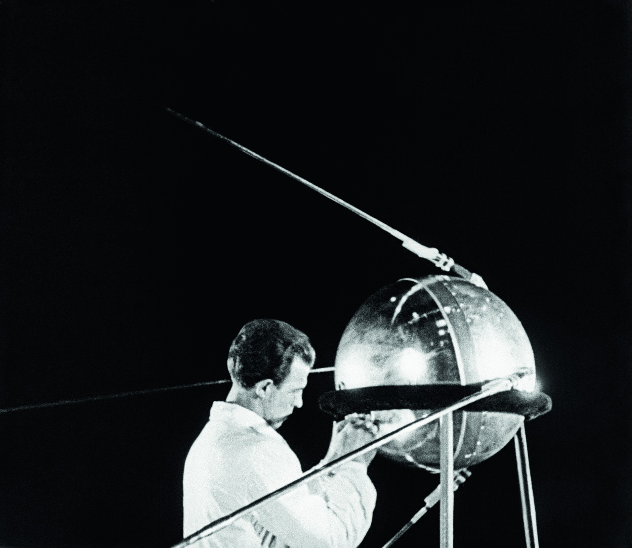 Название первого искусственного спутника. 4 Октября 1957-первый ИСЗ "Спутник" (СССР).. Первый Спутник земли Спутник 1. Первый искусственный Спутник земли 1957г. Первый искусственный Спутник 1957.