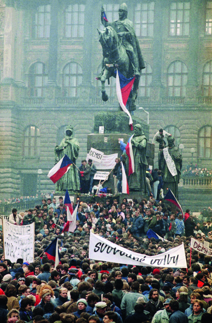 Бархатные революции в центральной и восточной европе. Революция в Чехословакии 1989. Бархатные революции 1989. Чехия 1989. Бархатная революция 1989 г в Чехословакии.