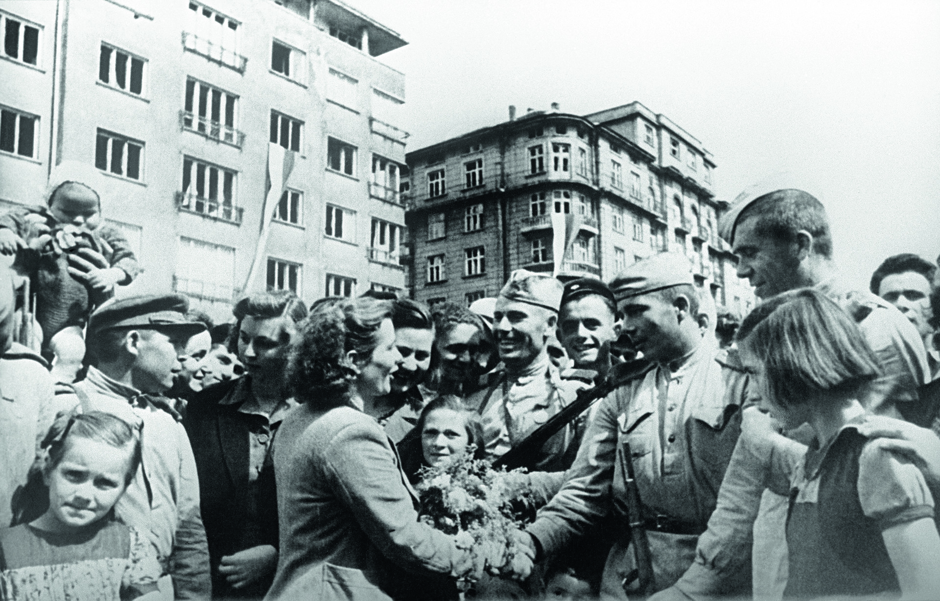 Освобождение. Освобождение Восточной Европы 1944ъ. Встреча советских солдат освободителей. Конец второй мировой войны. Советские освободители в Польше.