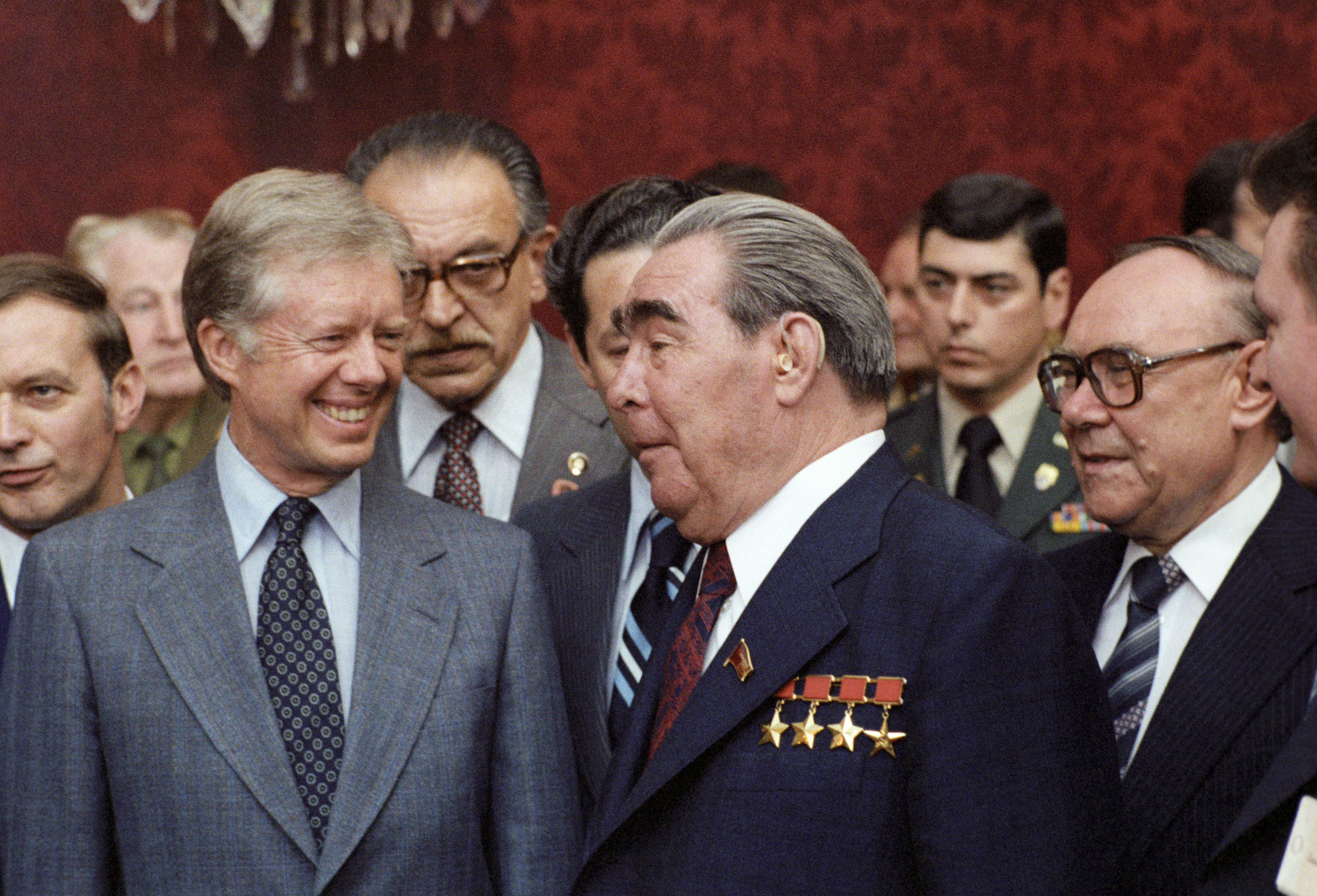 В каком году брежнев стал. Джимми Картер и Брежнев. Брежнев и Картер подписание осв 2.