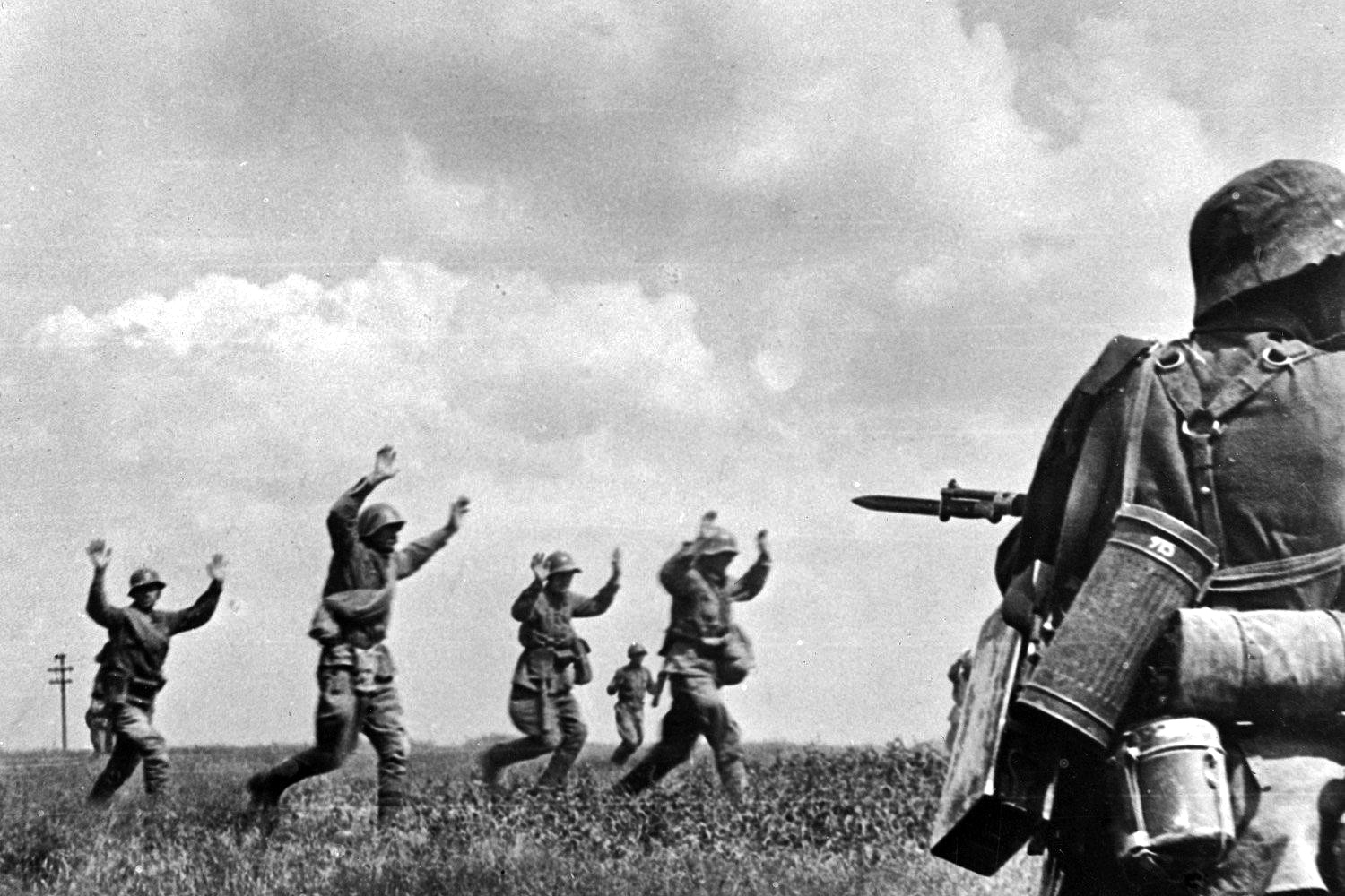 Идущие с песней в бой. Советские солдаты сдаются в плен 1941. Солдаты вермахта лето 1941. Русские солдаты сдаются в плен немцам в 1941 году. Немецкие солдаты сдаются в плен 1941.