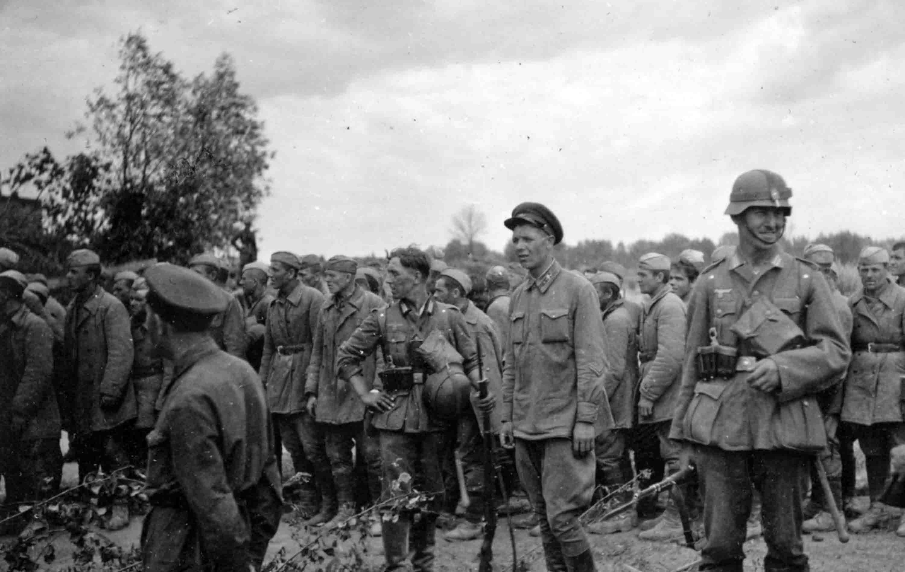 Ркка июнь 1941 г. ВОВ советские военнопленные 1941. Пленные советские солдаты лето 1941 года. Солдаты вермахта 22 июня 1941.