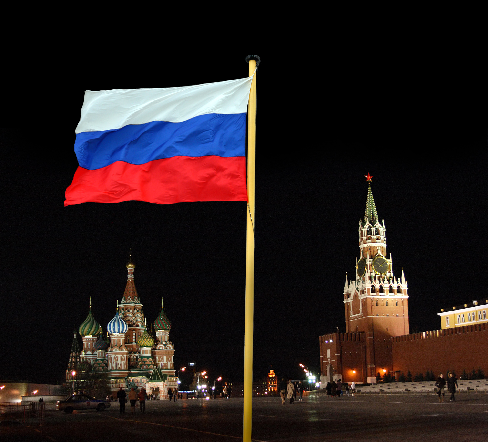 Включи россия огромная. Кремль флаг. Флаг России Кремль. Флаг Москвы. Российский флаг над Кремлем.