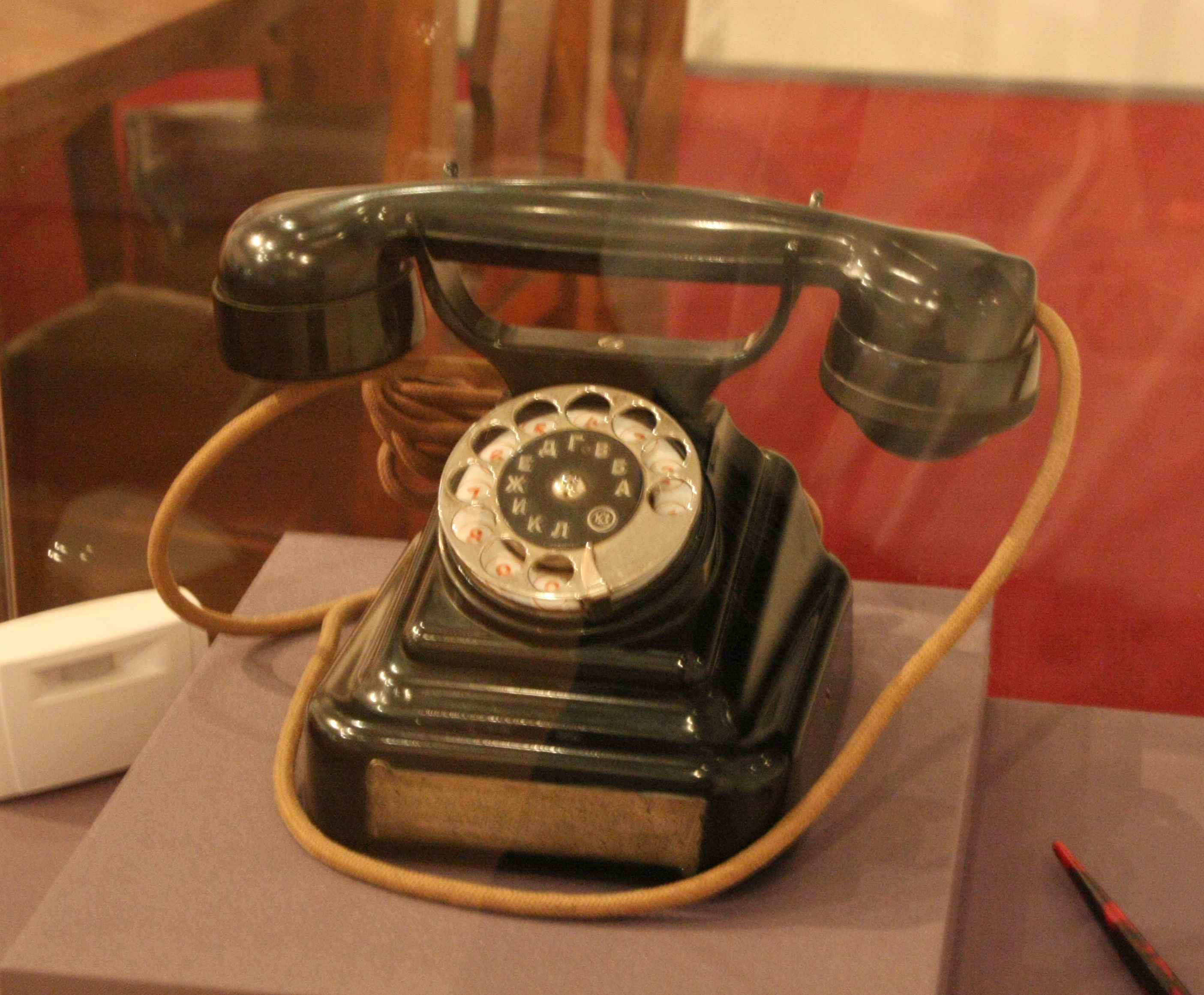 Первые телефоны в ссср. Телефонный аппарат Tesla EC 2302. Сталинский телефонный аппарат. Советский телефон. Советский стационарный телефон.